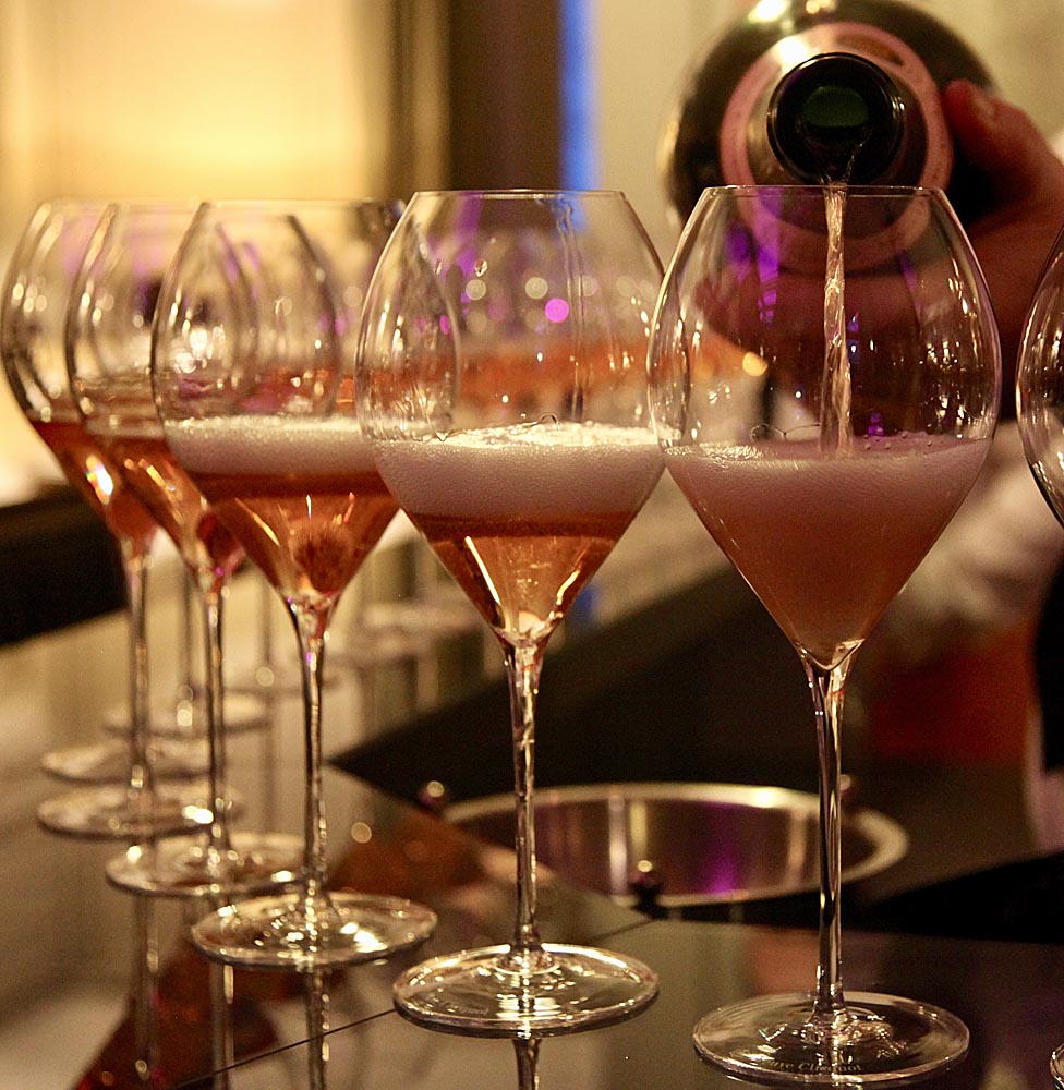 #vcrose200 pouring rosé champagne